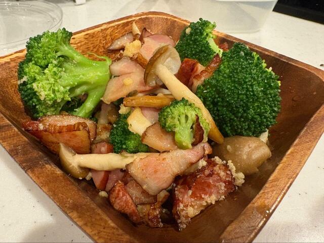【コストコ つるしベーコン】ブロッコリー・きのこと一緒に、にんにく風味で炒めた副菜にもしてみました◎