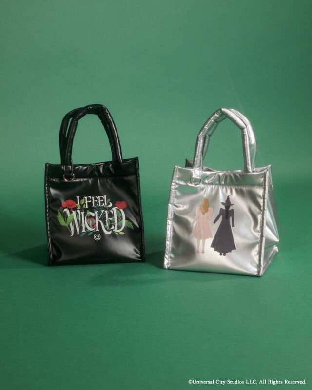 【Green Parks】映画『ウィキッド 永遠の約束』の公開記念コレクション|アートグラフィックバッグ|¥4,400|2026年3月6日(金)より全国のGreen Parks店舗およびECサイト「STRIPE CLUB」にて発売