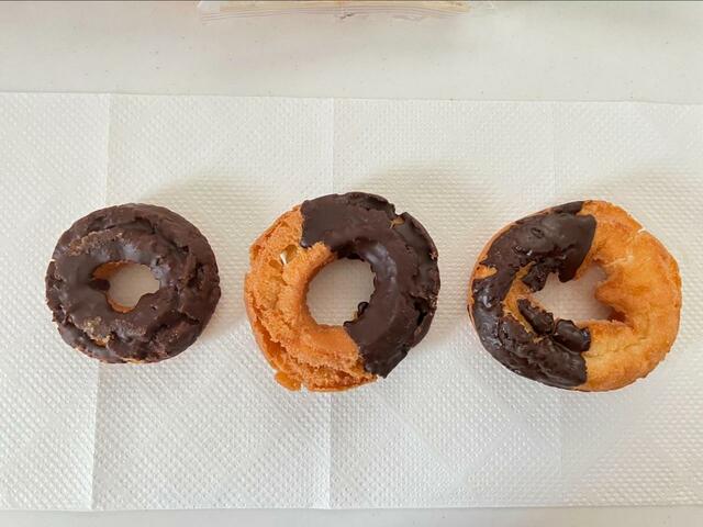 【ファミリーマート ケーキドーナツ(プレーン&チョコ)4個入り セブンイレブン アソートドーナツ 4個入り ローソン オールドファッションドーナツ】大きさが違う!