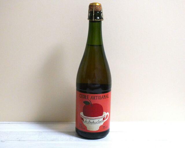 【カルディ　りんごバッグ：ラ・ブーシュ・オン・クール　シードル・アルティザン・ドゥー】フレッシュな香りと風味を楽しめる甘口のシードル（りんごの果汁を発酵させて造る醸造酒の一種）