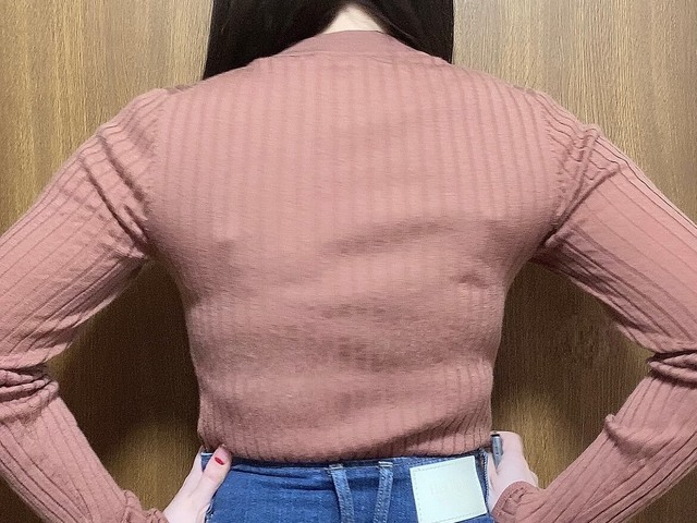 ユニクロのブラトップ着用。背中の段差も気になってしまいます