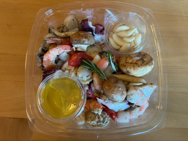 【コストコ シーフードアヒージョ】フタを開けた瞬間から香り立つ！たっぷりのオイルで煮込めば、具材に旨みがぎゅっと染み込みます