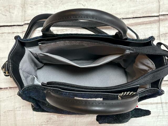 内側はポリエステル生地の裏地付き。明るい印象のグレーで、中身が見やすい点も◎