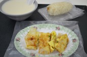 雙連朝市エリアにある『世紀豆漿大王』の甜豆漿(甘い豆乳)、飯糰(もち米おにぎり)、蛋餅(卵巻き)。これで75元