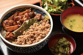 鳥一代 新橋店  きじ焼丼　750円（サラダ・スープ付）
