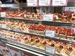 いちごがメインのスイーツがショーケースに並ぶ