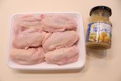 塩レモンを使ったアレンジレシピ「手羽先の塩レモンペッパー焼き」/手羽先を漬け込んで、焼いていきます