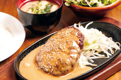 STICK＆SPOON テリヤキマヨネーズソースハンバーグ（ライス・サラダ・味噌汁付） 950円～ マイルドなソースとゴマの風味が食欲をそそる。