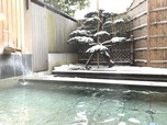 露天風呂からは雪の積もった松が眺められ風情が楽しめる
