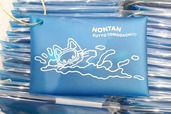 【「誕生50周年記念 ノンタン ずっとともだち!!!」展】ノンタン およぐのだいすき　ミニポーチ（各1,500円）／絵本『ノンタン およぐのだいすき』のイラストを採用