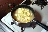 沸騰したら麺を入れて2分。タイマーを忘れずに