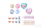 手芸セット 3,000円｜　(くるみボタン)直径約3cm、4個、(ボタン)縦約1.5～2×横約1.5×2cm、8個、(ワッペン)縦約4×横約4.5cm[アイロン接着タイプ]、2個(リボン)長さ約2m×幅約2～3cm、2本｜東京ディズニーシー「ダッフィーのハートウォーミング・デイズ」2018｜【販売店舗】マクダックス・デパートメントストア