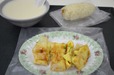 雙連朝市エリアにある『世紀豆漿大王』の甜豆漿（甘い豆乳）、飯糰（もち米おにぎり）、蛋餅（卵巻き）。これで75元