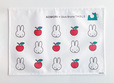 「AOMORI×Dick Bruna TABLE ランチョンマット」<価格:1,760円(税込)>【ミッフィーとリンゴをあしらった「AOMORI×Dick Bruna TABLE」限定グッズ第2弾が登場!イベント限定仕様の「サガラ刺しゅうバッグ」や「ランチョンマット」発売!】