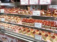 いちごがメインのスイーツがショーケースに並ぶ
