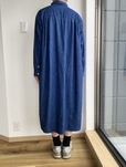 【無印良品 洗いざらし デニム長袖シャツワンピース】ストンと落ちるIラインシルエット。体のラインを拾わず体型をカバーできます♪