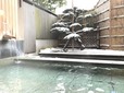 露天風呂からは雪の積もった松が眺められ風情が楽しめる