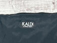 【カルディ いちごバッグ／ボディバッグ】正面には「KALDI」のロゴタグが付いています