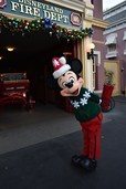 ミッキーは消防署の前でグリーティングをしてくれました