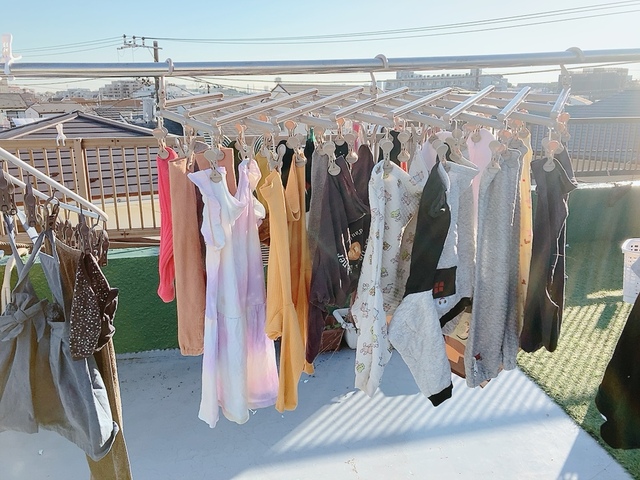 【ニトリ デコホーム 伸縮式ハンガー(39ピンチ)】たくさん干せる上、ピンチが菱形に配置されているので空気の通りが良く、乾きやすいのもポイント！