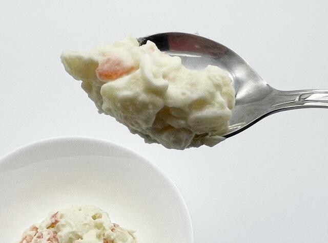 ファミリーマート「北海道じゃがいものポテトサラダ」を持ち上げたところ