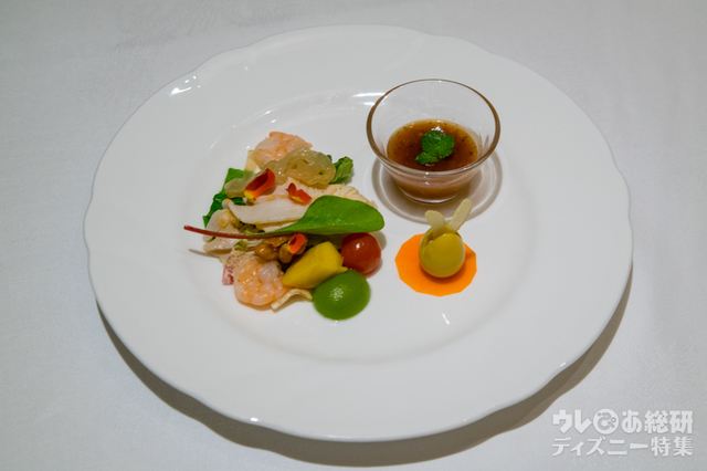 豚肉とフルーツのサラダ ミントソース｜“ディズニー・イースター”ランチコース 4,200円｜東京ディズニーシー・ホテルミラコスタ「シルクロードガーデン」