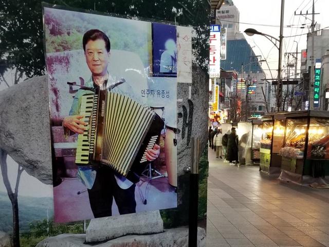 鍾路3街駅の5番出口からソン・ヘ通りを北上すると、大衆音楽の街らしいポスターと出合う。この街には今でも流しのギター弾きやアコーディオン弾きが存在する