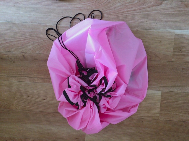 【Beewaysのピンクのお片付けシート】閉じると巾着のようになります