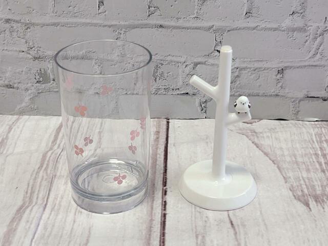 コップはクリアにピンクの実や葉の柄！