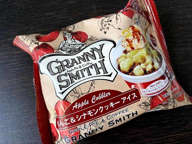 【ファミリーマート グラニースミス りんご&シナモンクッキーアイス 】パッケージもりんごまみれで、かわいい