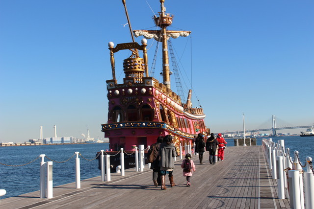 ほとんどの乗船客は家族連れ。お子様はかなりノリノリのご様子