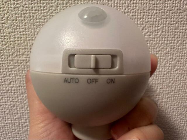 【ニトリ　電池式センサーライト(マンマル ペールグレー)】スイッチで操作簡単