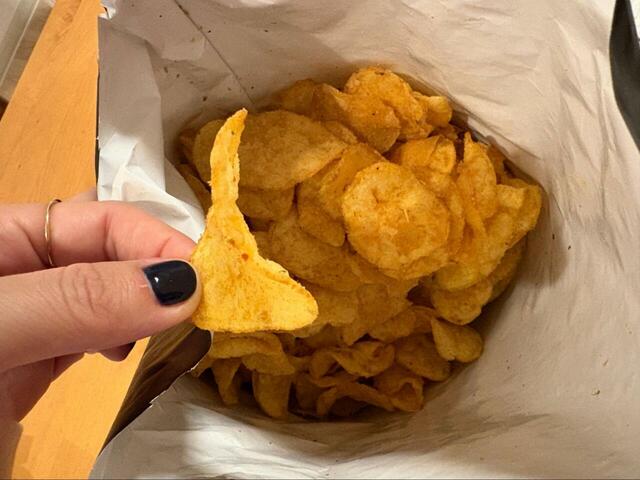 【コストコ ハードバイト タイのチリライム味】1枚1枚が大きめで食べごたえがあり、シェアしても満足感があります◎