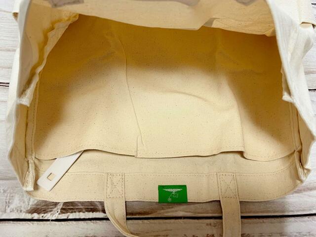 内側のポケットにうちわのみをイン。しっかり収納できました♪【SNOOPY HOBBY TOTE BAG BOOK：スヌーピーの大容量ボックストート】