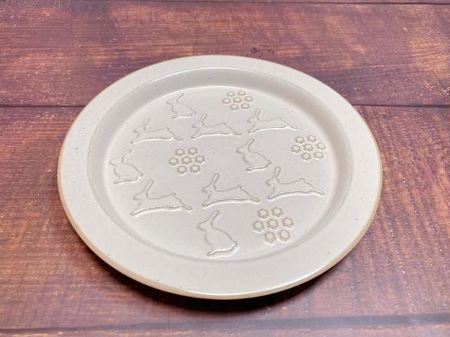 【ナチュラルキッチン】リムプレート　エンボスうさぎ／税込330円