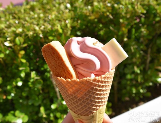 スペシャルソフトクリーム(ストロベリーホワイトチョコ＆ピスタチオソース)