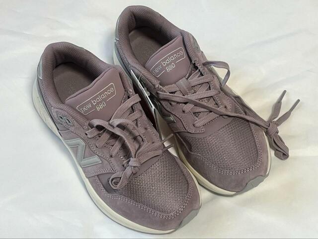 【New balance 880 v6 TW6】カラーはパープルをチョイス。ピンクに近いくすみ系の色で可愛すぎず、大人でも履けます