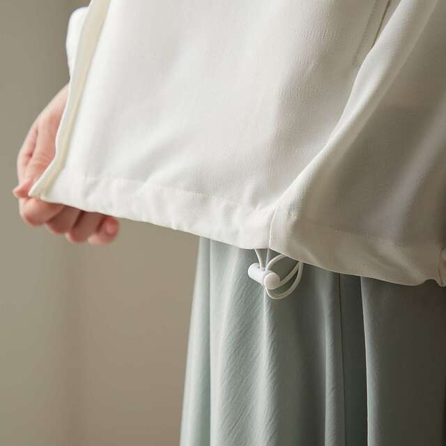 シアー素材のフード付きブルゾン［UVケア］「ミッキー＆ミニー」｜￥6,990 （税込）