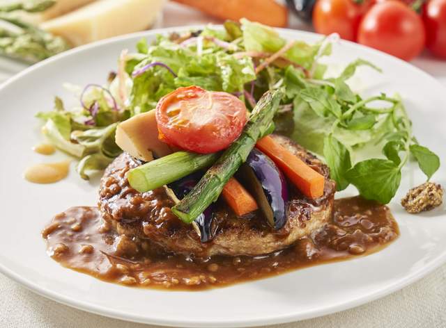 沖縄あぐー豚ハンバーグ 彩り野菜と筍のグリル黒糖もろみ味噌ソース