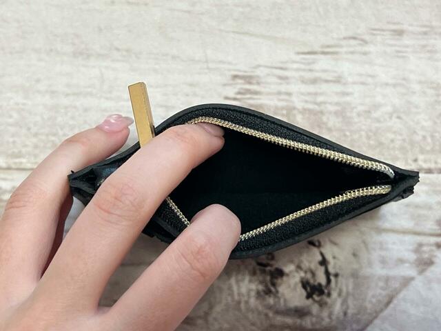 ファスナーポケットは紙幣やコインなどが収納できます