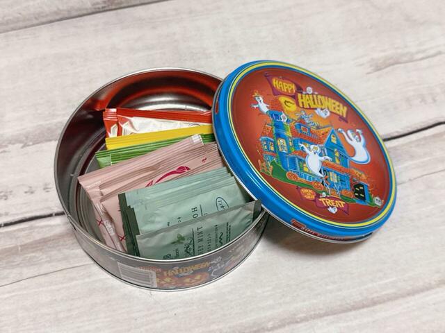 【カルディ ヤコブセン ハロウィンバタークッキーティン】食べ終わった後は細々したものの整理にぴったり。ティーバッグを収納してみました