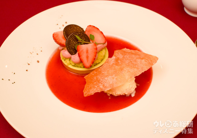 ピスタチオのムースケーキ、バニラアイスクリーム添え