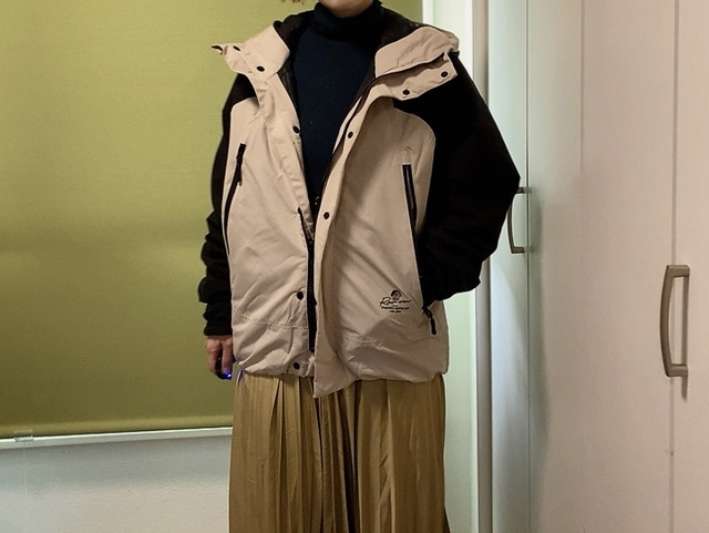 【ワークマン DIALIGHT(ディアライト)ウォームジャケット】ファスナーを上げすぎないと、こなれ感のあるスタイルに