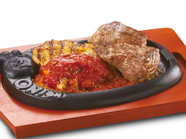 アメリカンダイニングレストラン「トマト&オニオン」チキン＆ブレードミート