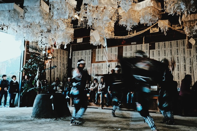 東三河の観光スポット：「花祭」は毎年11月上旬～3月上旬にかけて、東栄町内11ヶ所で約40数種の舞が夜を徹して行われる神事。1976年には国の重要無形民俗文化財に指定（東栄町）