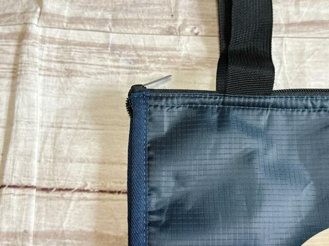 カラーはシックなネイビー