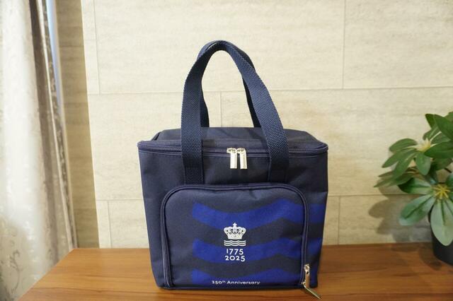 【ロイヤルコペンハーゲン 250周年限定ロゴ マルチに使えるピクニックバッグ】前から見たところ