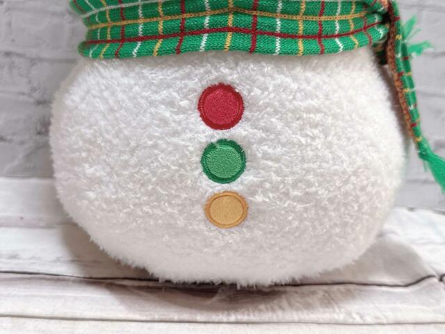 お腹にはゆきだるまらしい3つのボタンが。ちょっと信号みたいですがかわいいです!