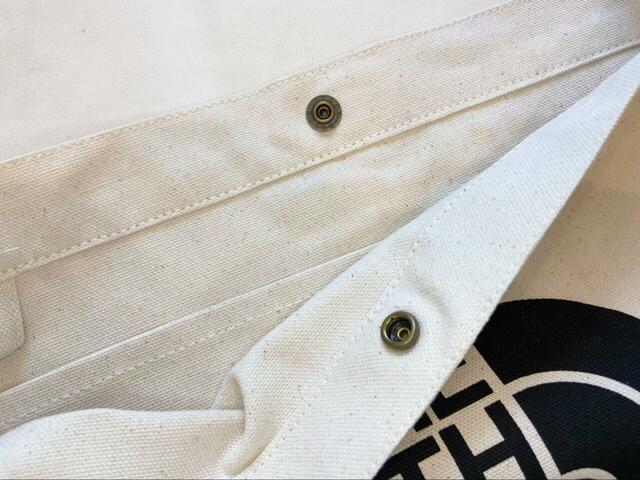 【THE NORTH FACE オーガニックコットンミュゼット】開口部はスナップボタンで留められるので、荷物が丸見えになることはありません◎