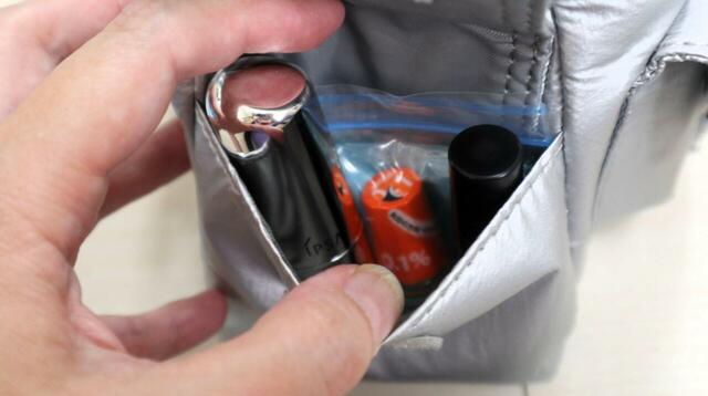 【GU アウトポケットバッグ】サイドポケットにはリップクリームやスティック型美容液、目薬などの小物を入れるのがおすすめ